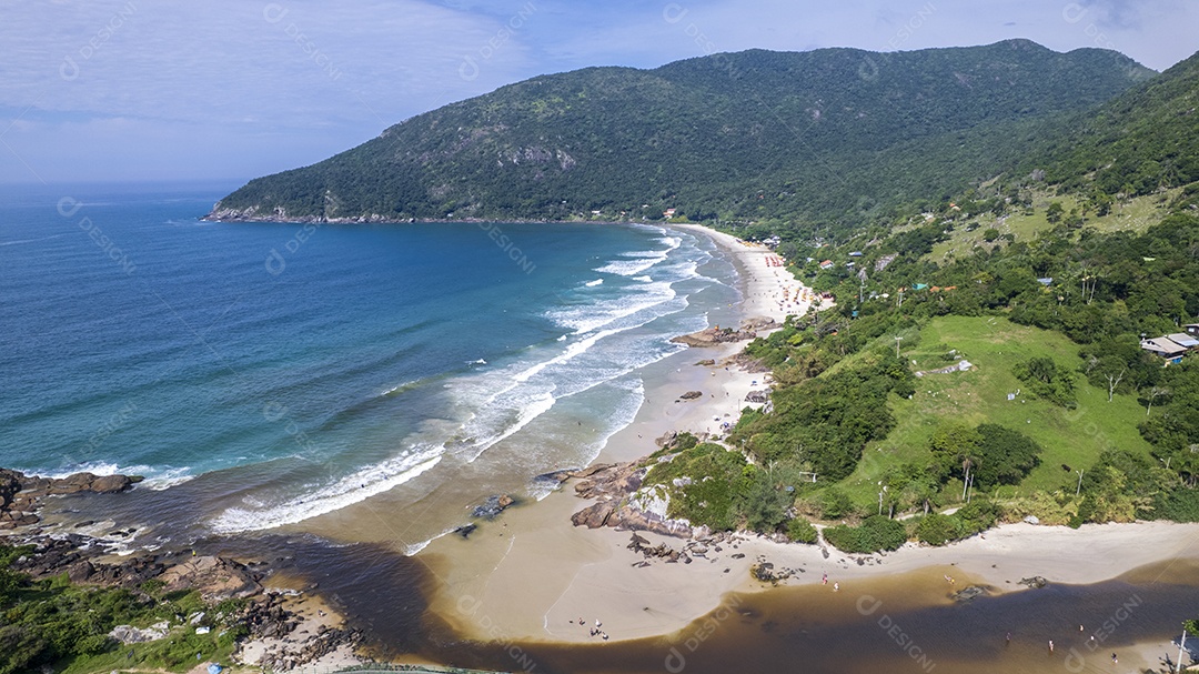 Bela vista aérea da praia da Armação em Florianópolis
