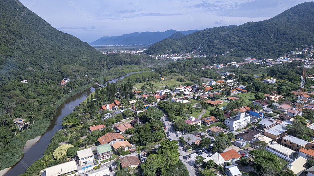 Vista aérea da cidade e parte da praia em Florianópolis