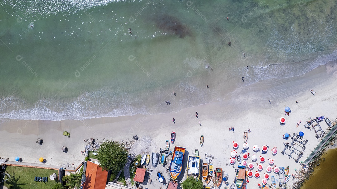 Vista aérea beira mar na praia da Armação