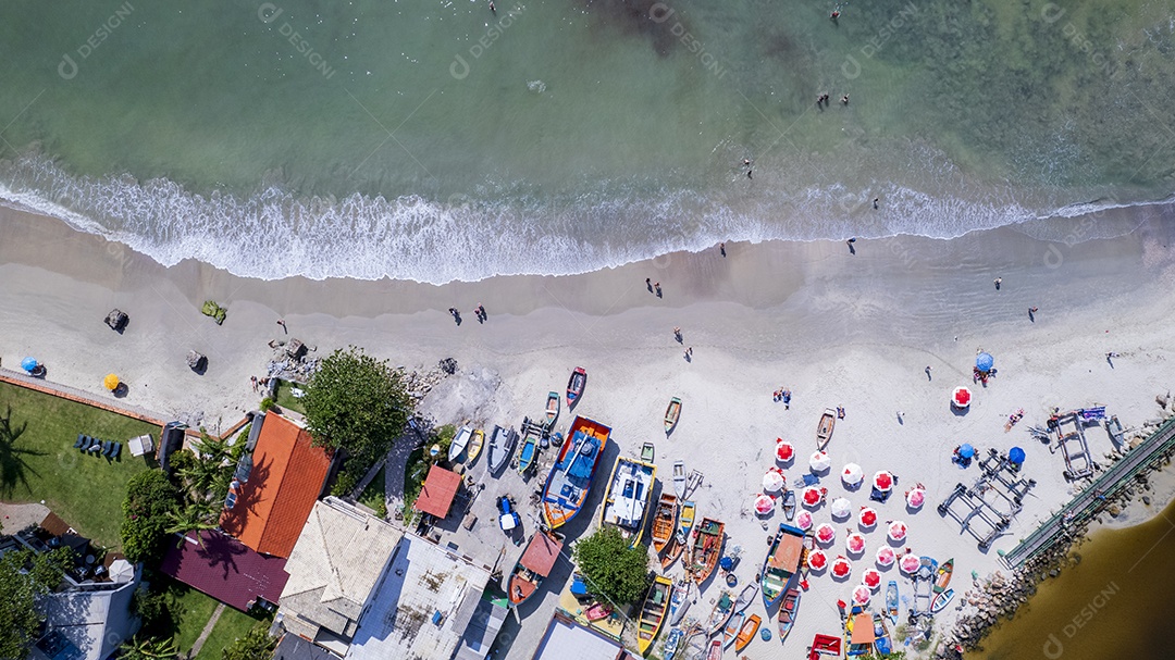 Vista aérea beira praia da Armação em Florianópolis