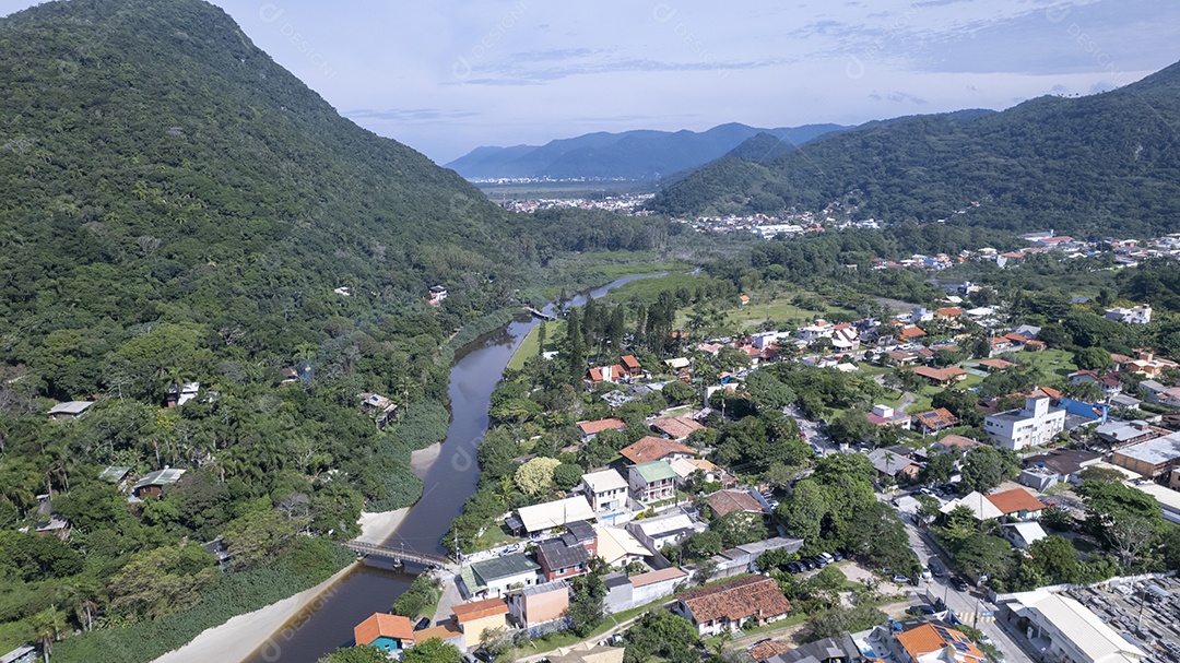 Vista aérea da cidade e parte da praia em Florianópolis