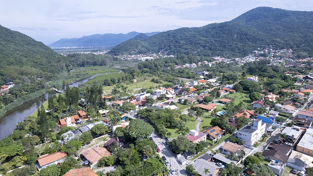Vista aérea da cidade e parte da praia em Florianópolis