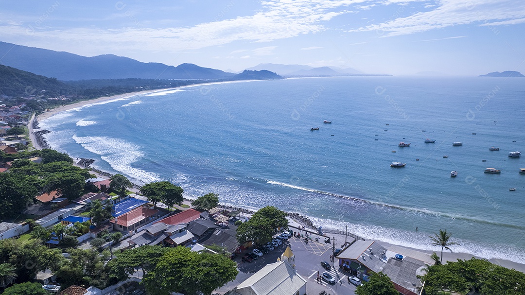 Vista aérea da praia da Armação em Florianópolis