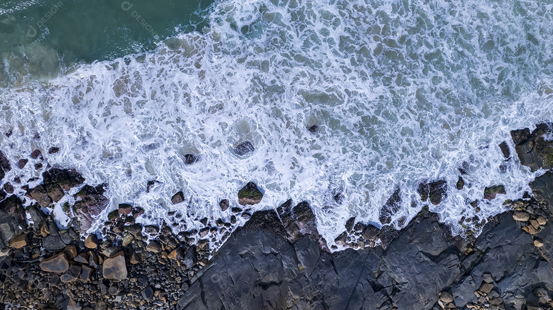 Ondas na pedras de uma praia Caldeirão no mirantes das pedras