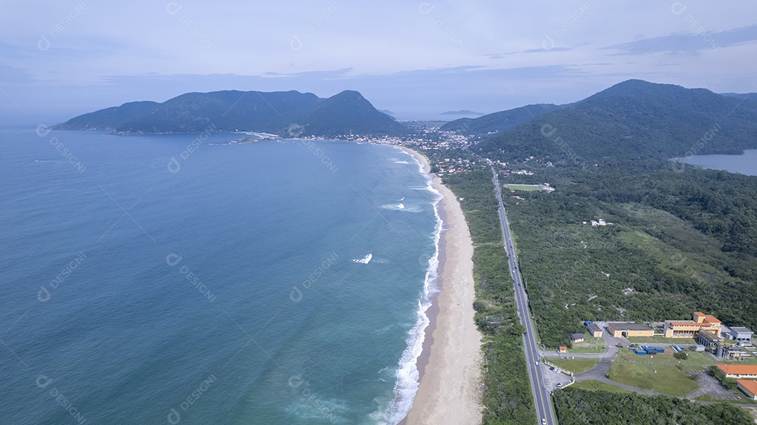 Vista aérea da praia do Caldeirão no mirante das pedras