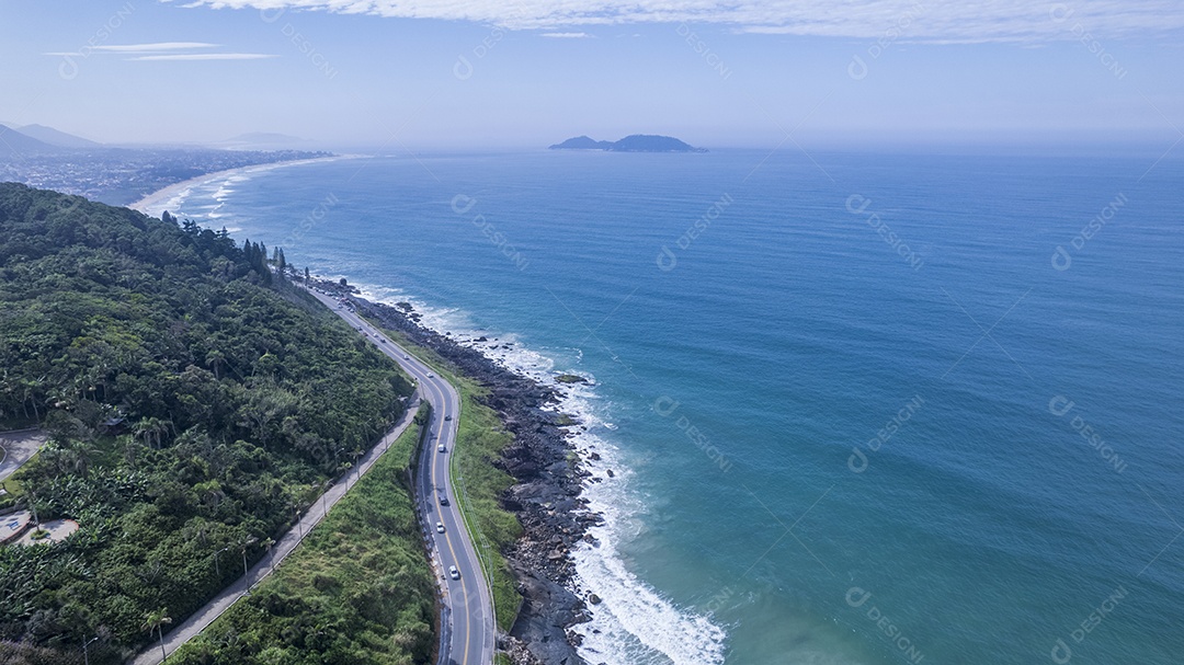 Vista aérea da praia do Caldeirão no mirante das pedras