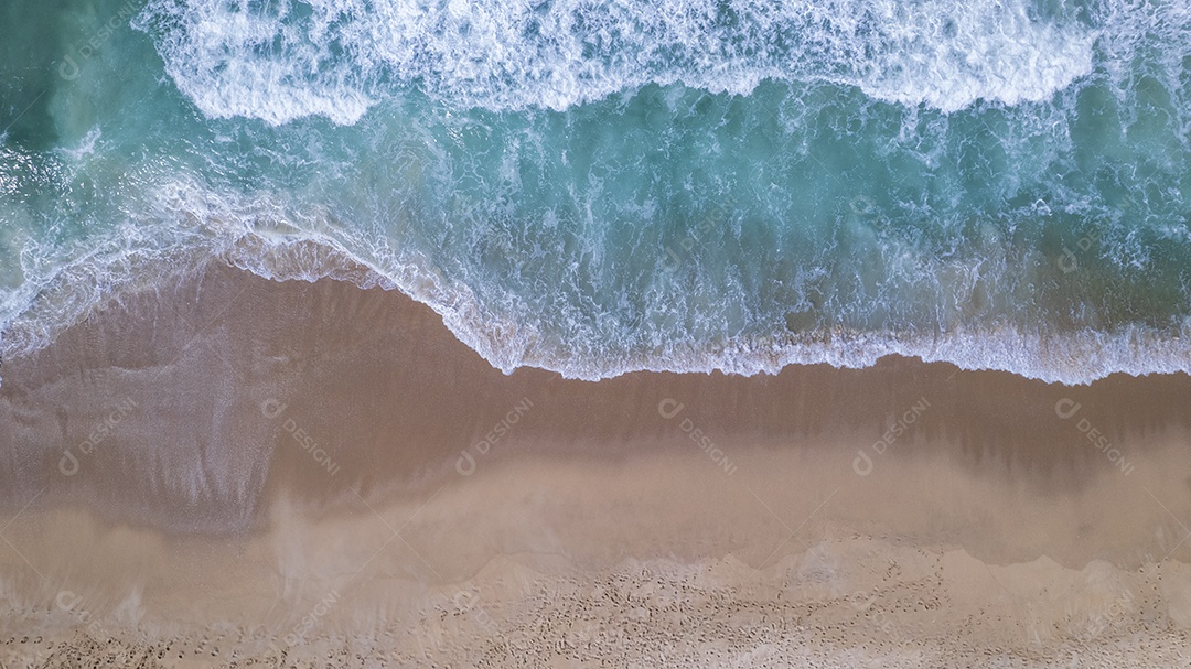 Ondas do mar na praia do Caldeirão no mirantes das pedras