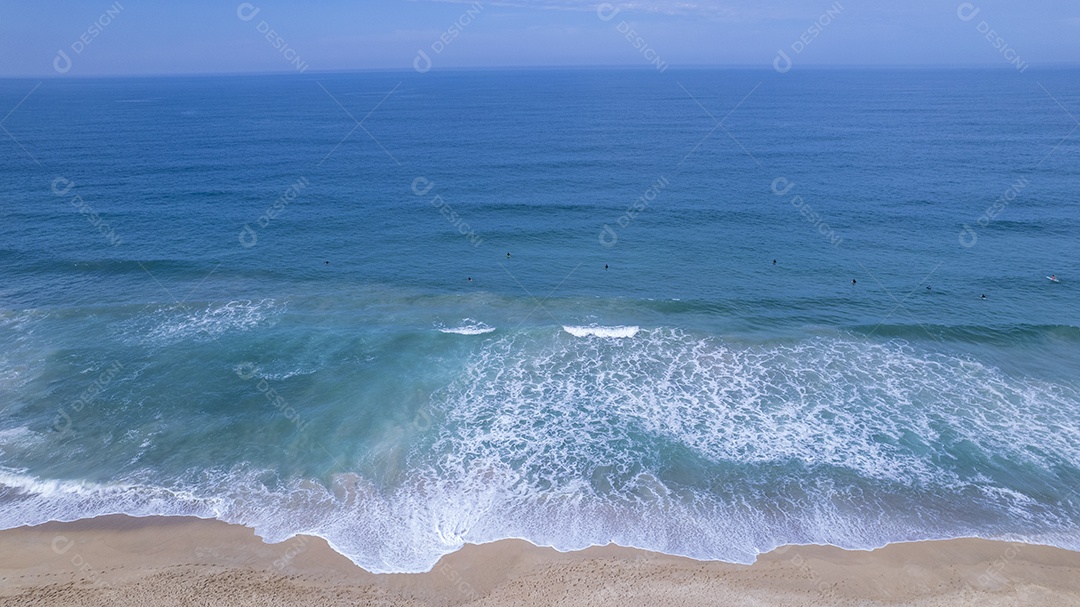 Ondas do mar na praia do Caldeirão no mirantes das pedras
