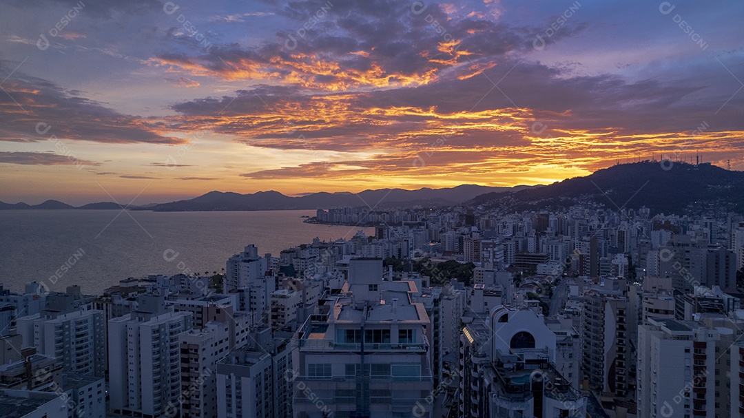 Visão aérea da avenida beira mar em Florianópolis