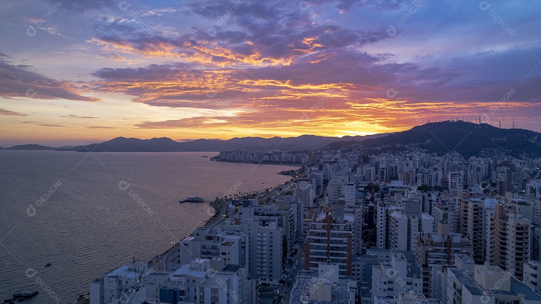 Visão aérea da avenida beira mar em Florianópolis