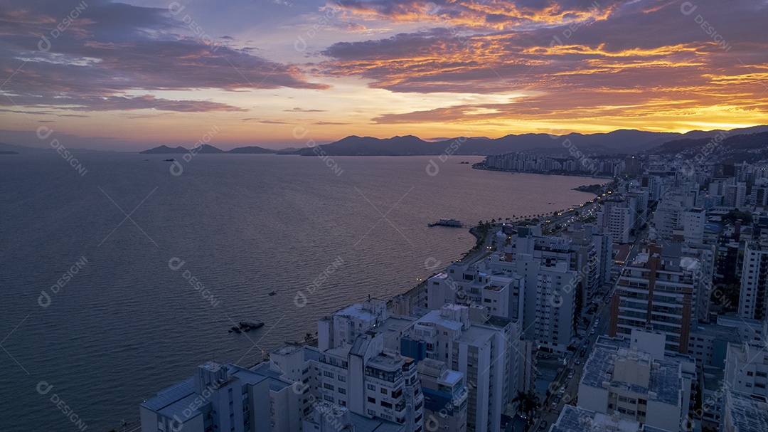 Avenida beira mar na cidade de Florianópolis
