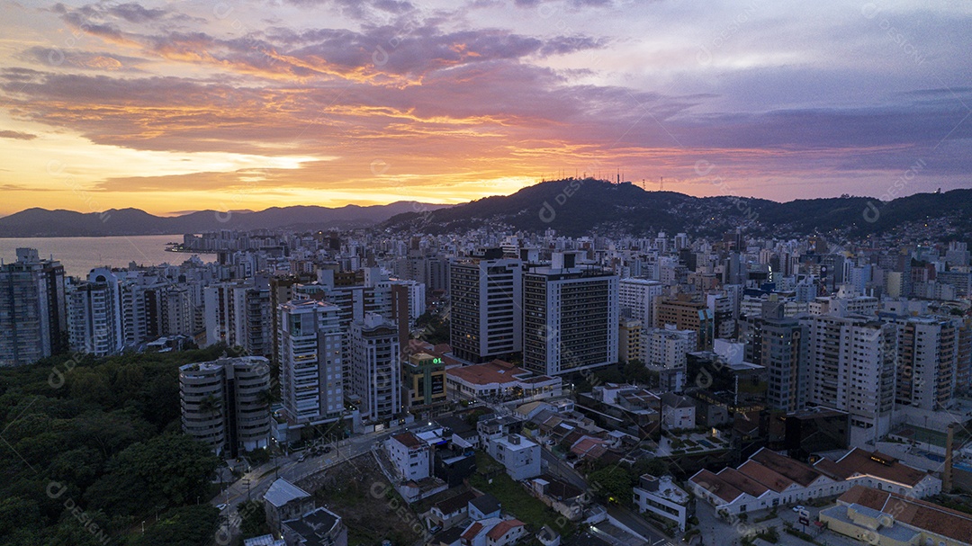 Prédios e edifícios de uma cidade na beira mar
