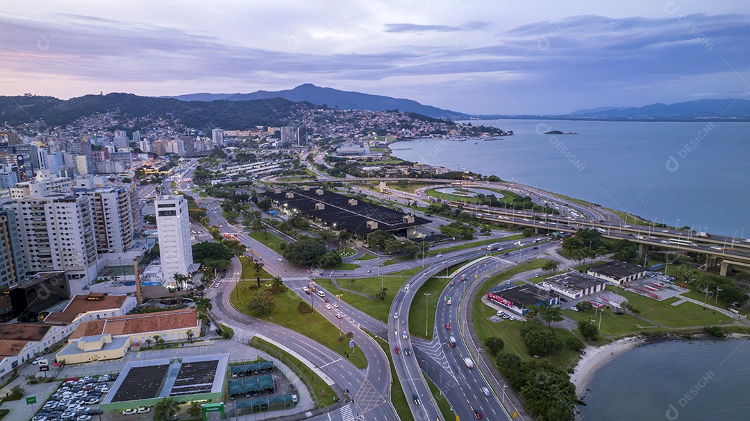 Avenidas e rua na beira mar em Florianópolis