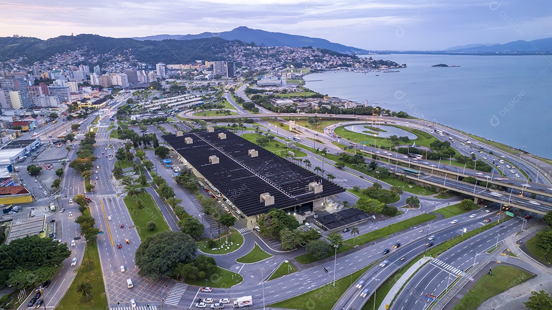 Avenidas e rua na beira mar em Florianópolis