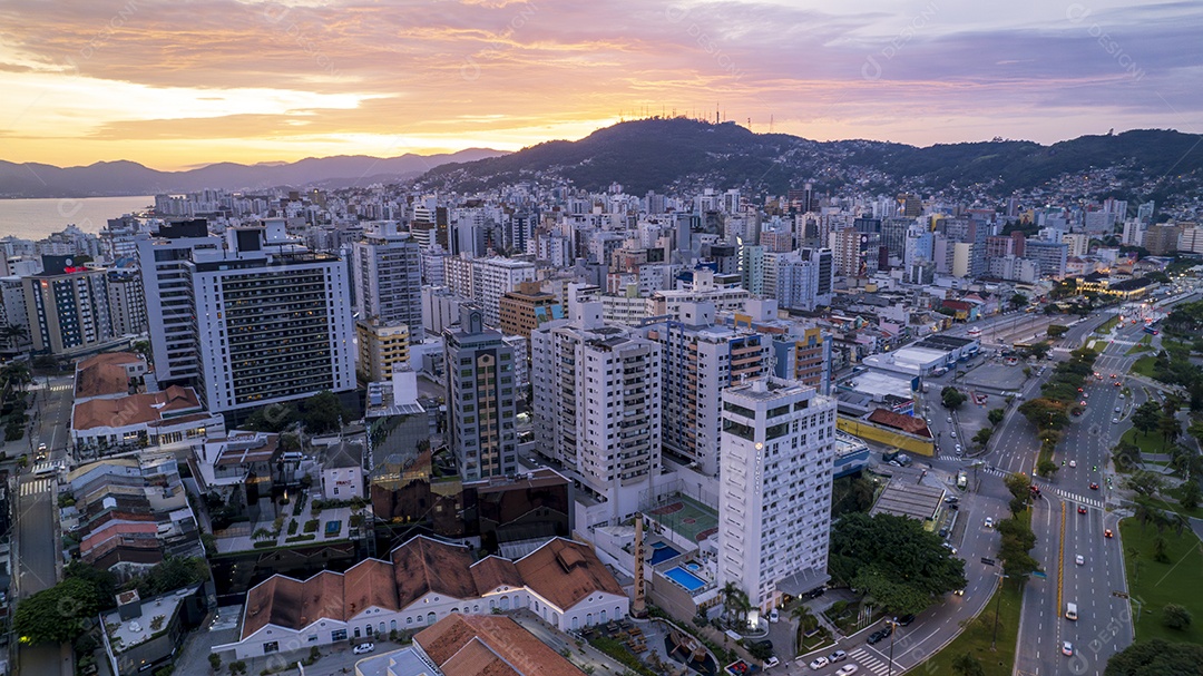 Vista das ruas e avenida beira mar da cidade de Florianópolis