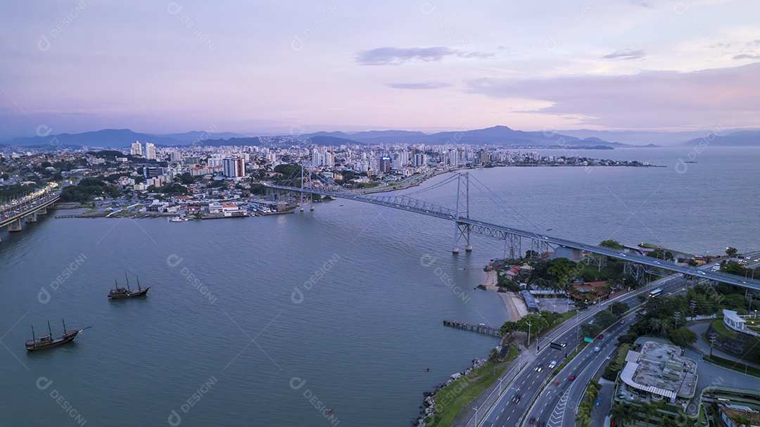 Pontes de Hercílio Luz na cidade de Florianópolis