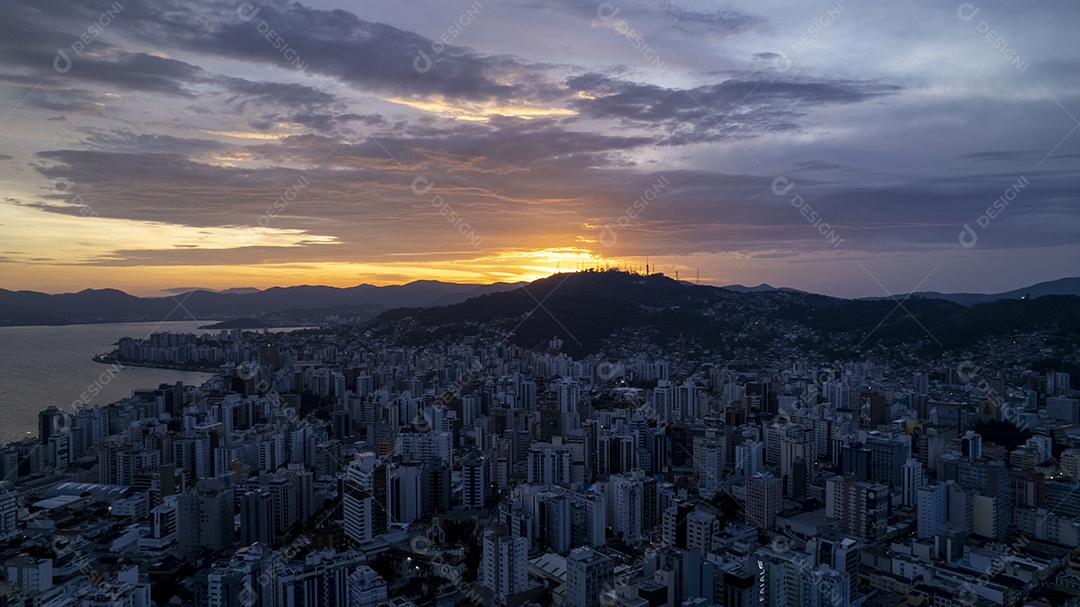 Linda vista da cidade beira mar com pôr do sol