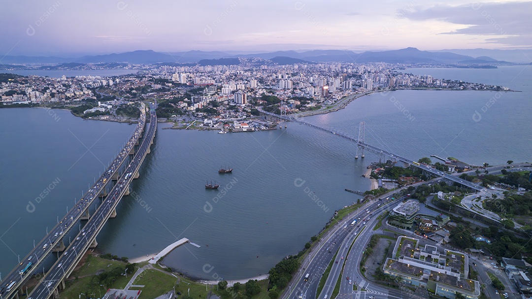 Pontes de Hercílio Luz na cidade de Florianópolis