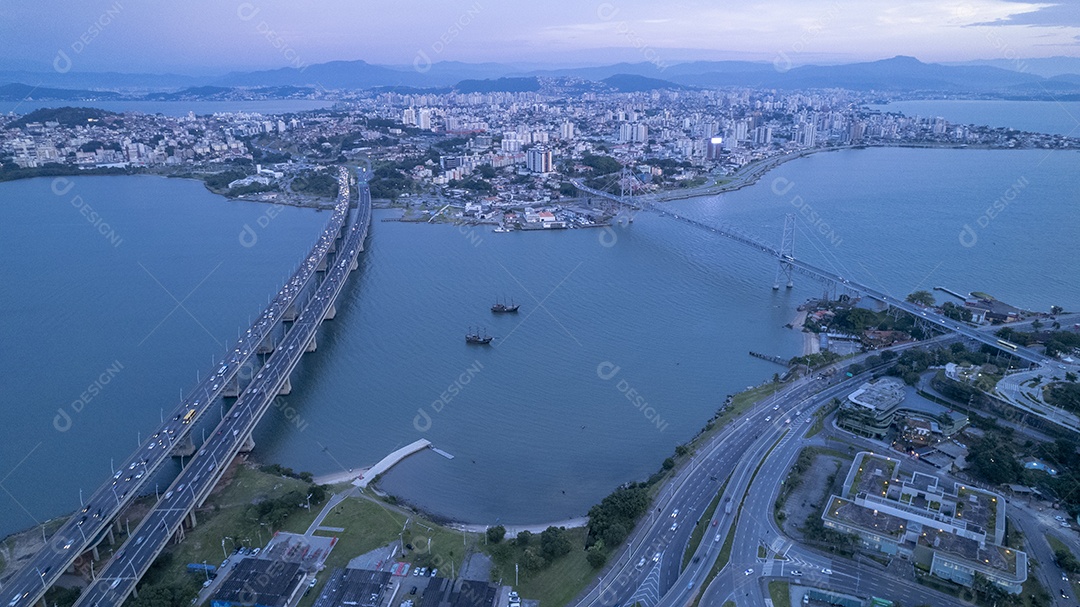 Pontes de Hercílio Luz na cidade de Florianópolis