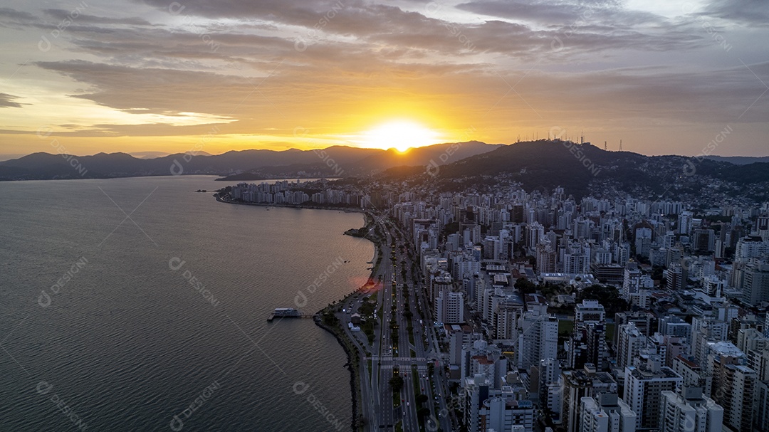 Avenida beira mar na cidade de Florianópolis