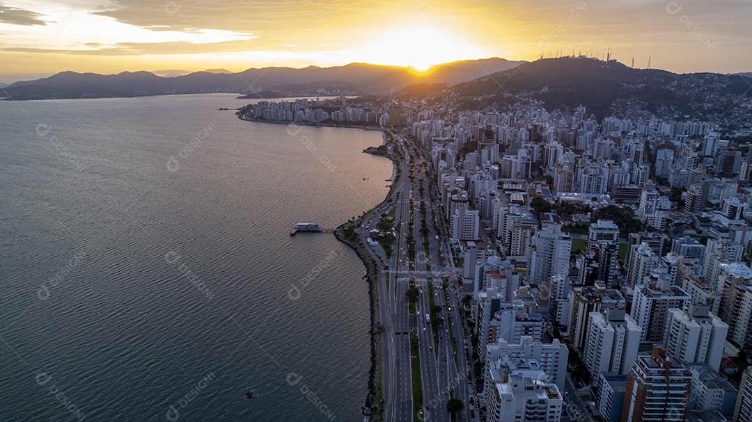 Vista aérea de avenida ao lado mar
