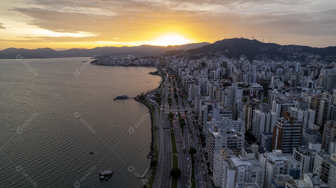 Avenida beira mar na cidade de Florianópolis