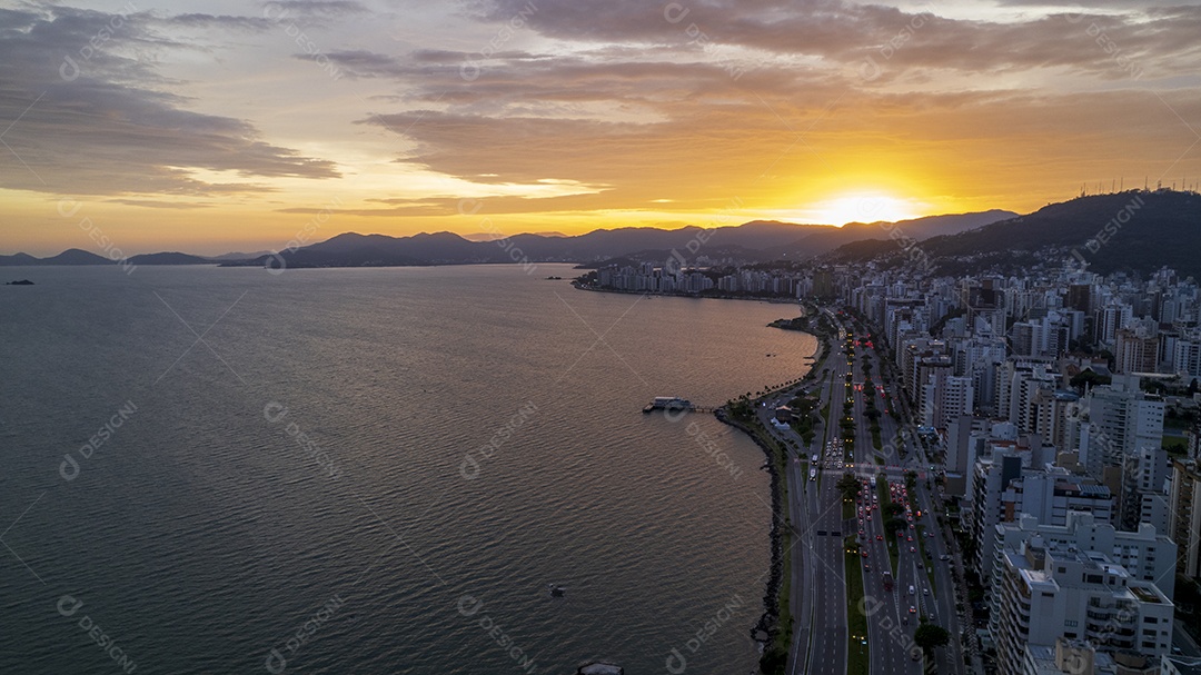 Avenida beira mar na cidade de Florianópolis