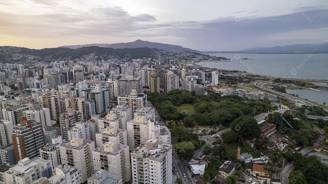 Vista aérea de prédios e avenida na beira mar em Florianópolis