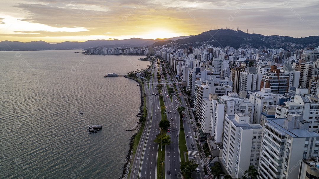 Avenida beira mar na cidade de Florianópolis