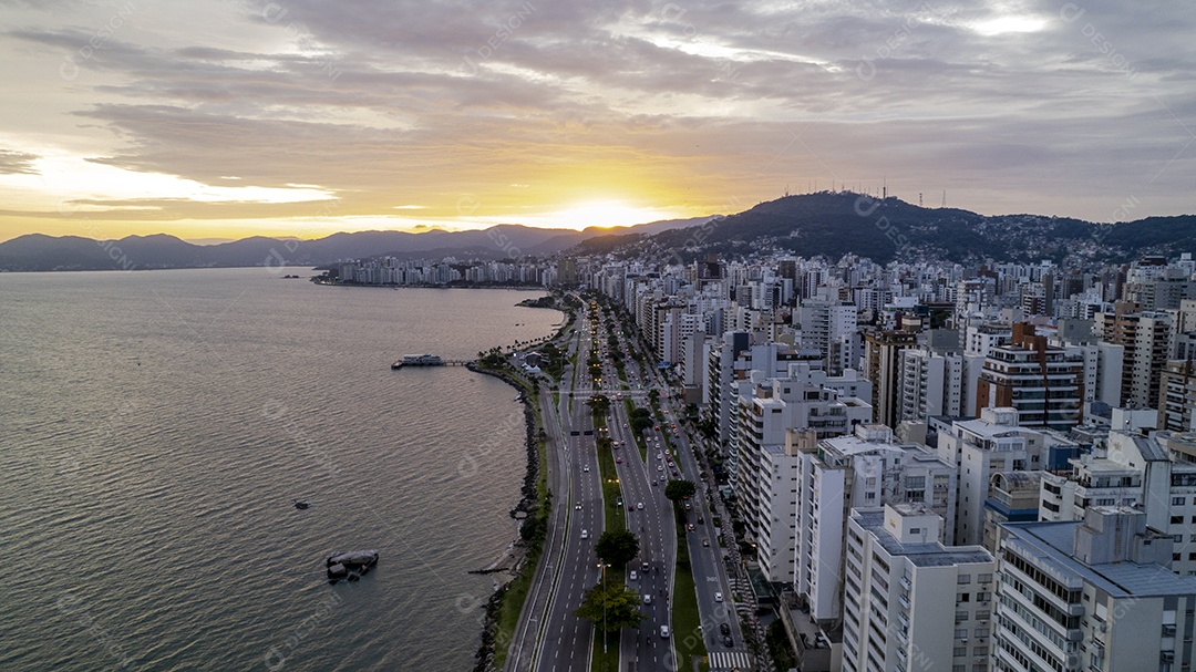 Avenida beira mar na cidade de Florianópolis com nascer do sol