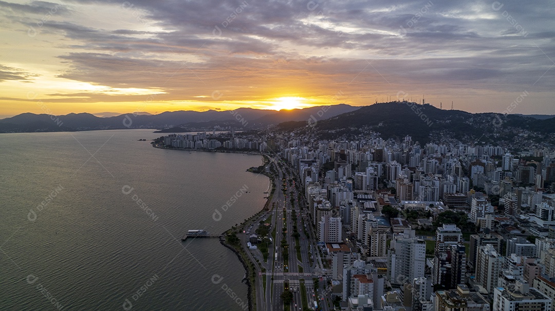 Visão aérea da avenida beira mar em Florianópolis