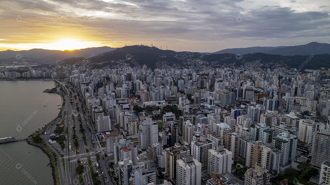 Visão aérea da avenida beira mar em Florianópolis