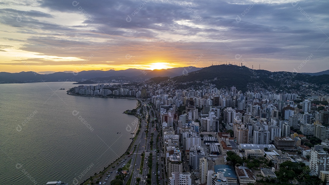 Avenida beira mar na cidade de Florianópolis com nascer do sol