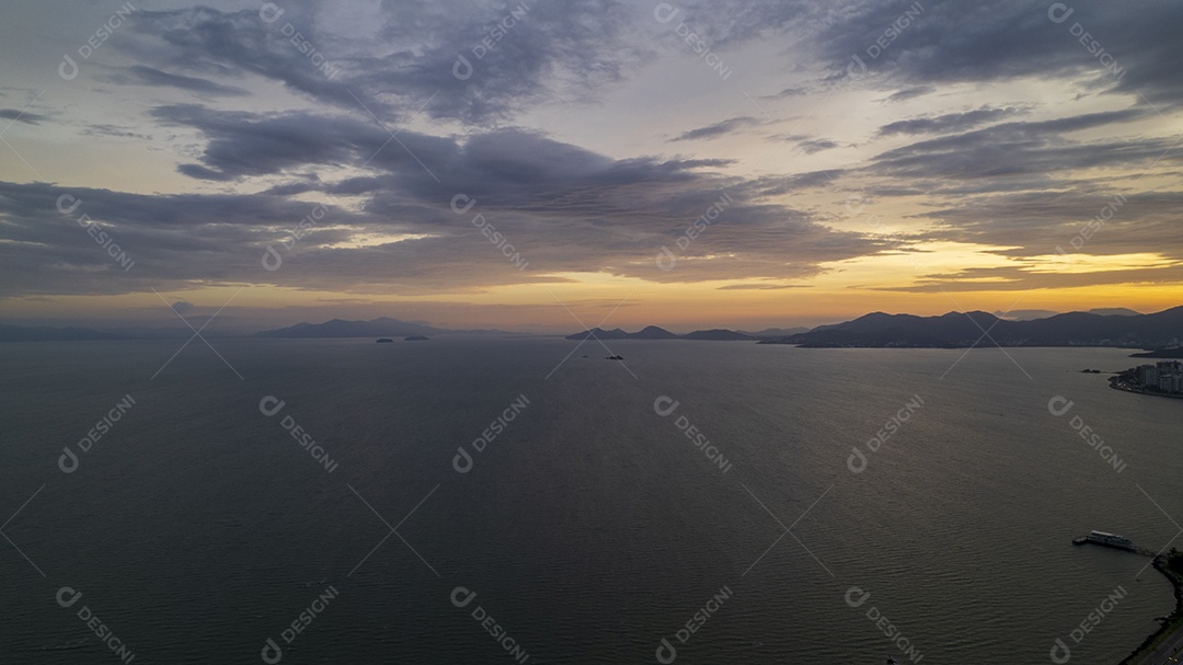 Vista perfeita de nascer ou por do sol com mar