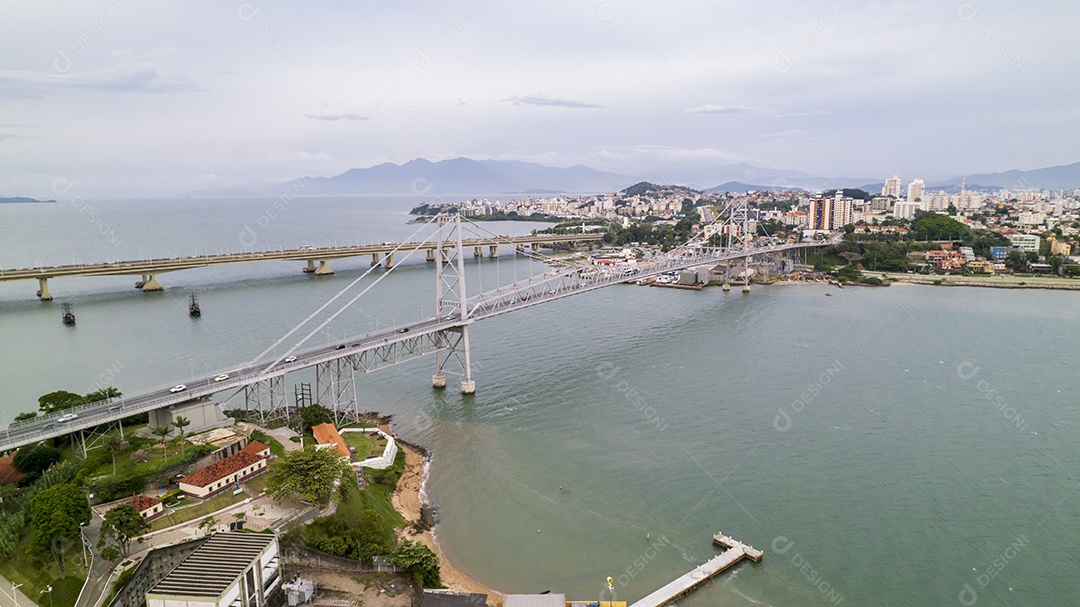 Vista linda da ponte de Hercílio Luz em Florianópolis