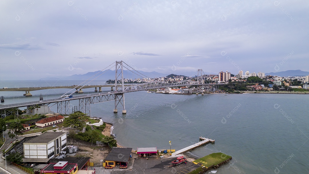Vista aérea da Ponte Hercílio Luz em Florianópolis