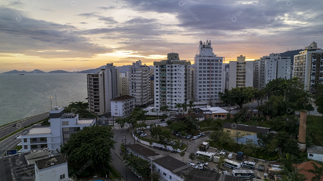 Vista aérea da avenida beira mar em Florianópolis