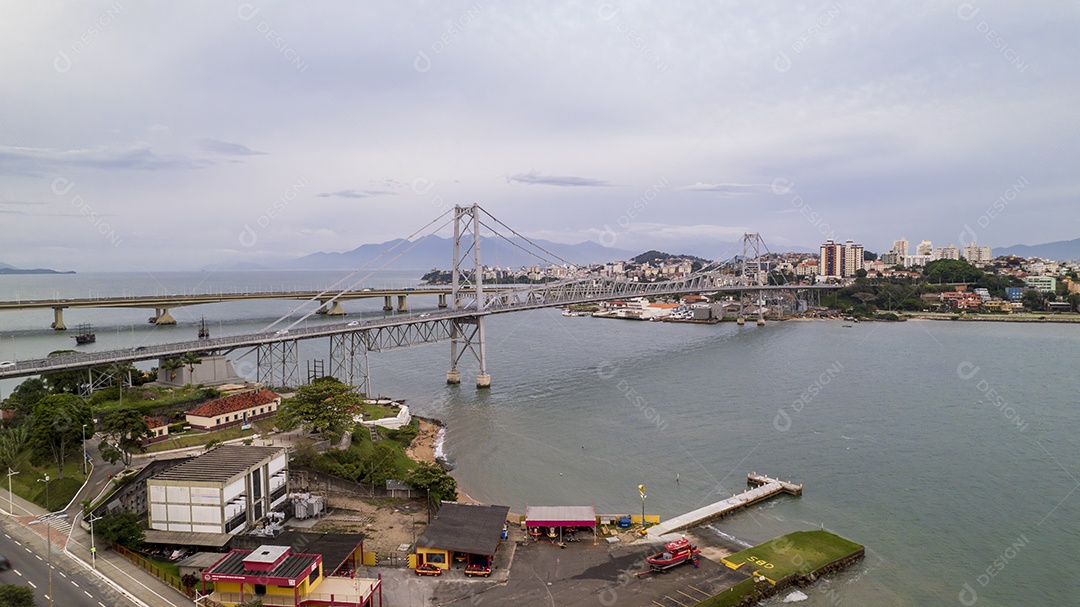 Vista aérea da Ponte Hercílio Luz em Florianópolis