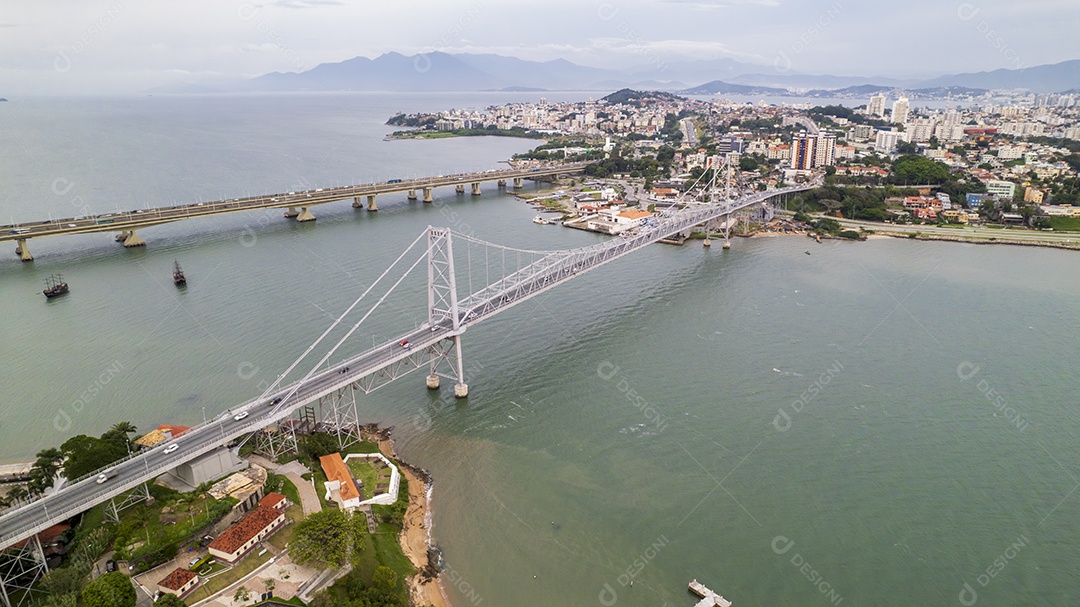 Vista aérea da Ponte Hercílio Luz em Florianópolis