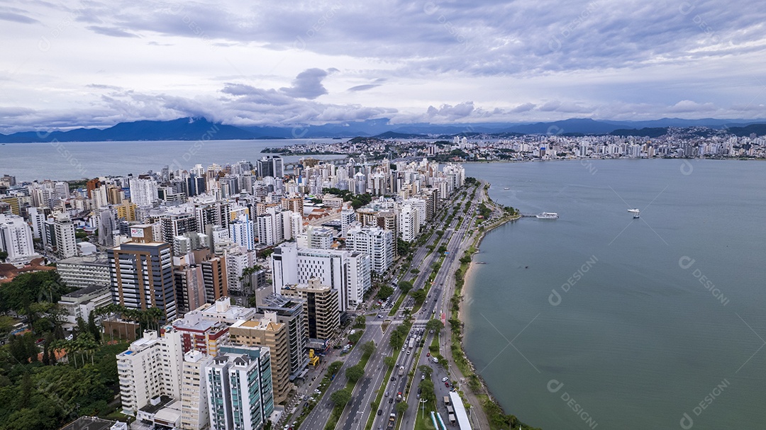 Vista aérea da avenida beira mar em Florianópolis