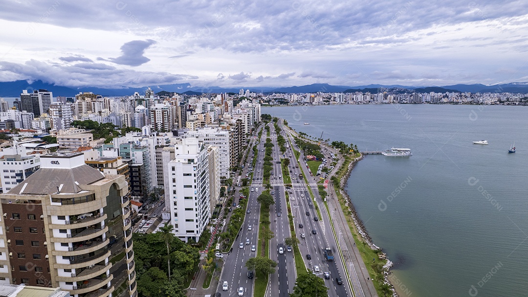 Vista aérea da avenida beira mar em Florianópolis