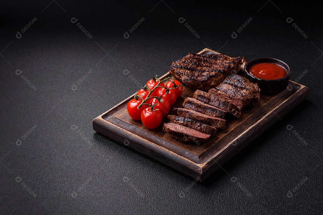 Bife fresco, suculento e delicioso em um fundo escuro. Prato de carne com especiarias e ervas
