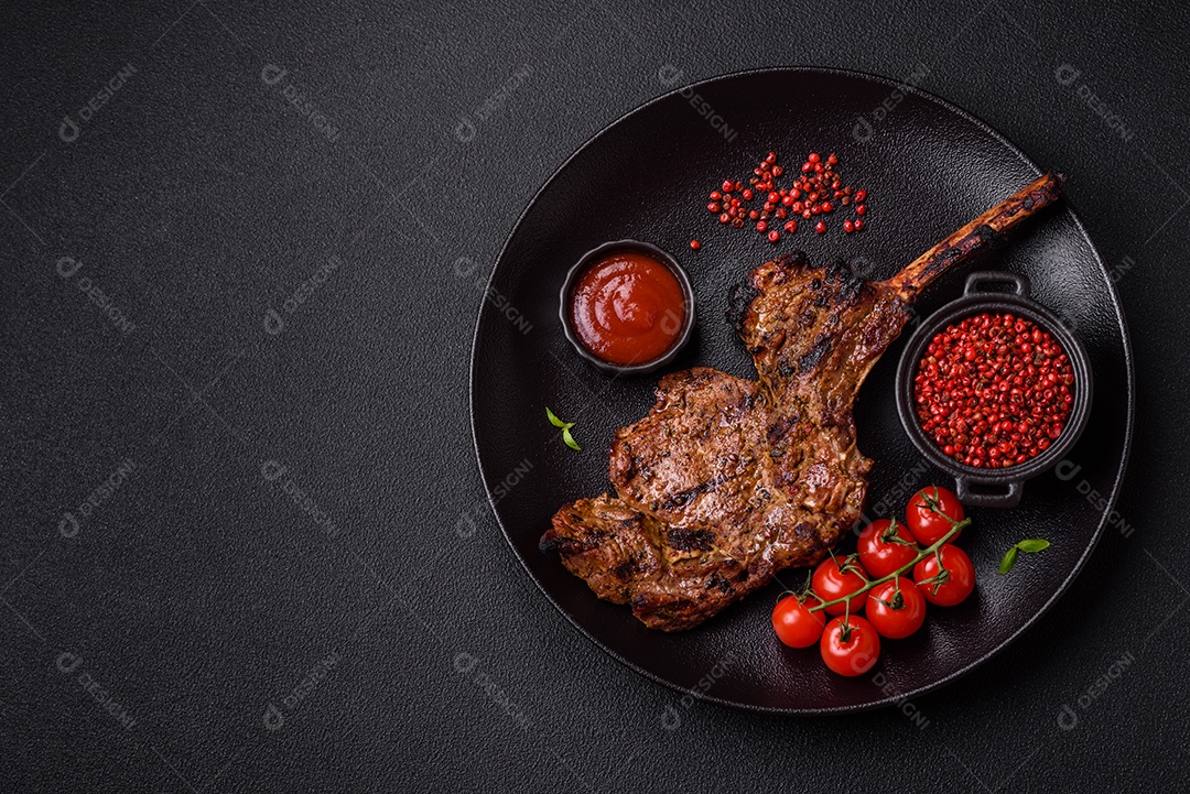 Bife suculento de tomahawk com osso assado na grelha com sal e especiarias em um fundo escuro de concreto