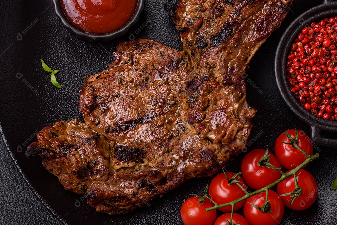 Filé de carne grelhado saboroso sobre uma mesa