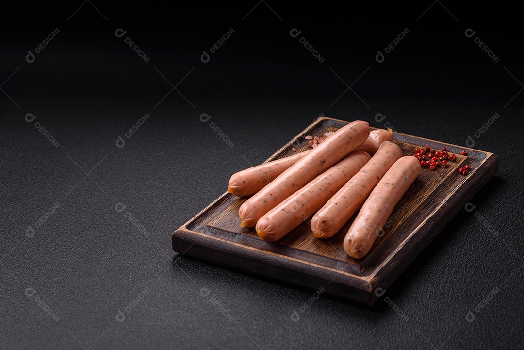 Salsicha vegana ou vegetariana cozida feita de substitutos de carne com sal e especiarias sobre fundo escuro de concreto