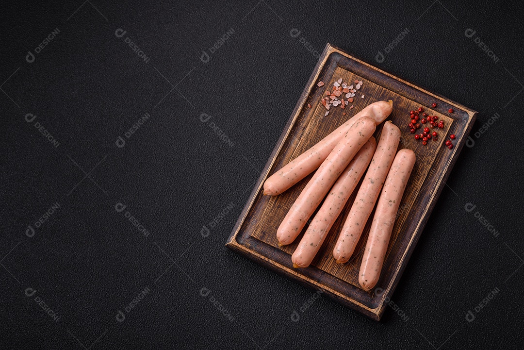 Salsicha vegana ou vegetariana cozida feita de substitutos de carne com sal e especiarias sobre fundo escuro de concreto