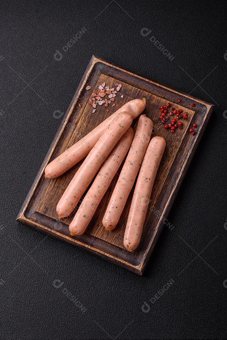 Salsicha vegana ou vegetariana cozida feita de substitutos de carne com sal e especiarias sobre fundo escuro de concreto