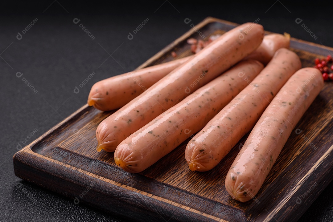 Salsicha vegana ou vegetariana cozida feita de substitutos de carne com sal e especiarias sobre fundo escuro de concreto