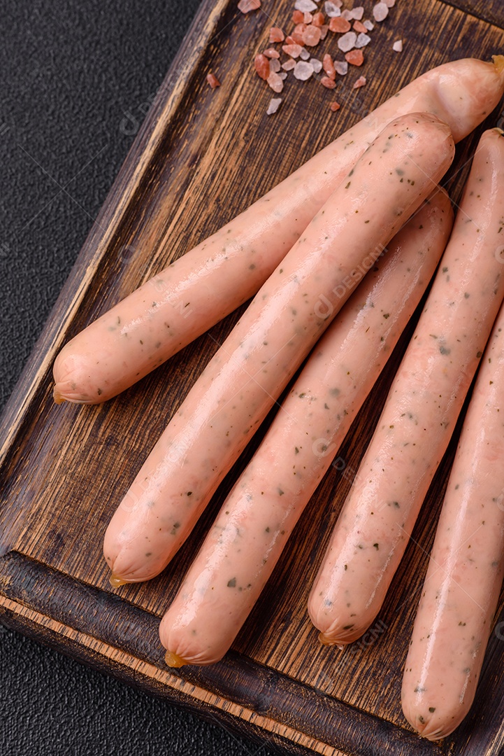 Salsicha vegana ou vegetariana cozida feita de substitutos de carne com sal e especiarias sobre fundo escuro de concreto