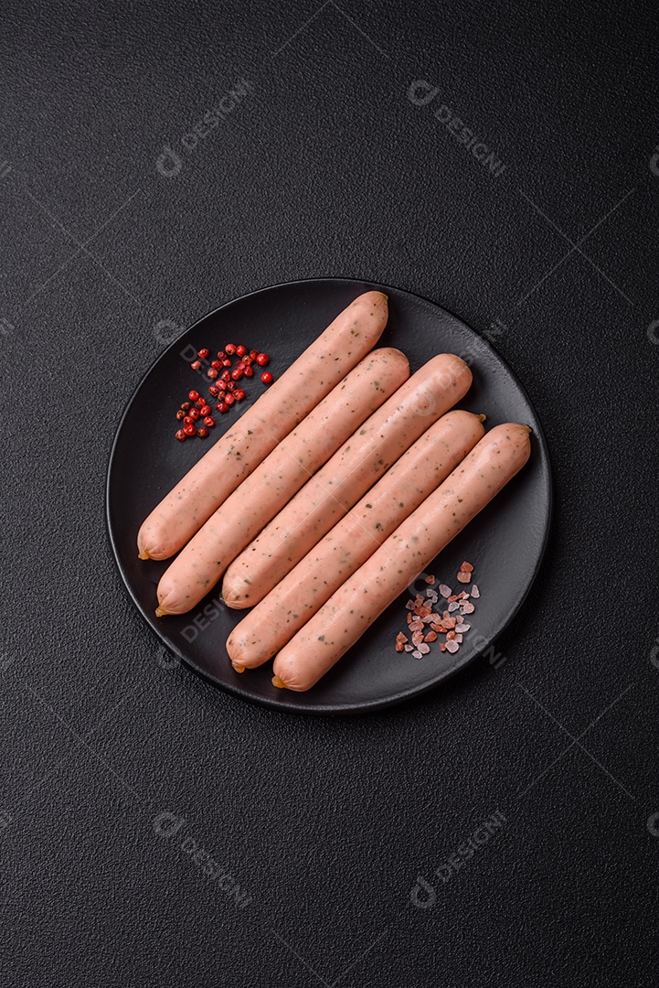 Salsicha vegana ou vegetariana cozida feita de substitutos de carne com sal e especiarias sobre fundo escuro de concreto